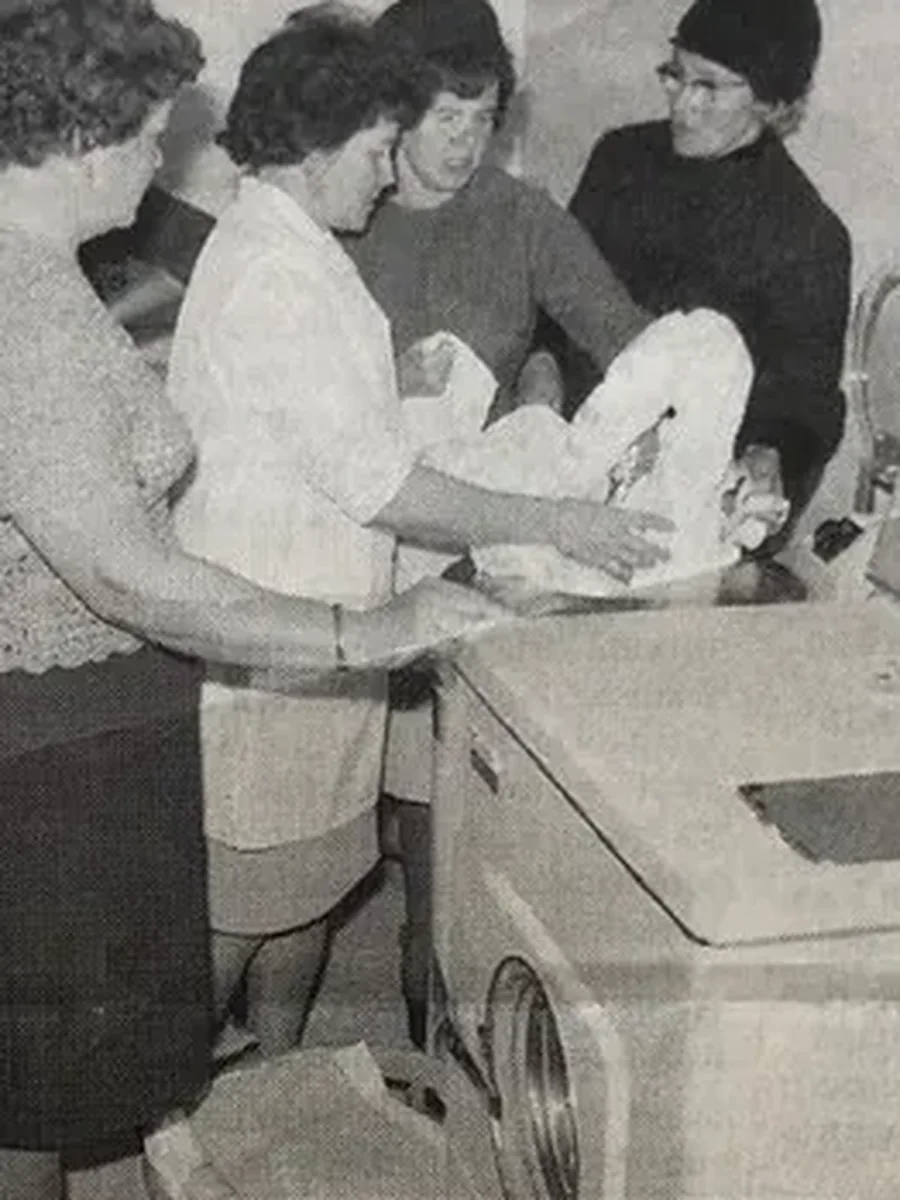 Asiakkaita Pesu-Palvelun uudessa pesulassa vuonna 1966