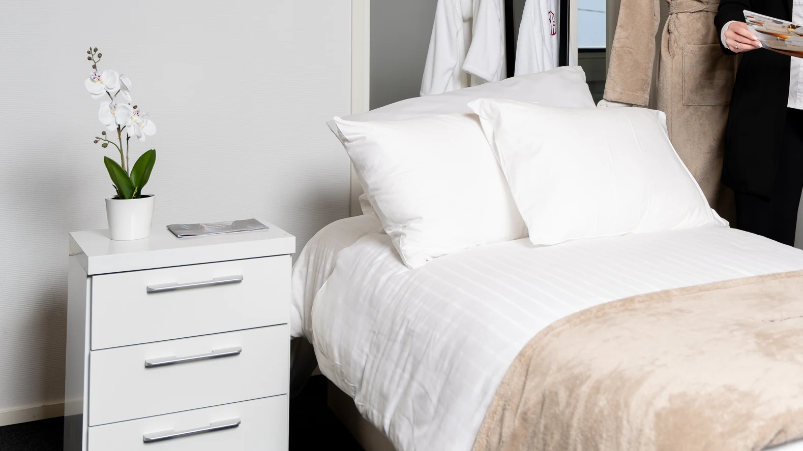 Hotellisänky Rusasen liinavaatteilla